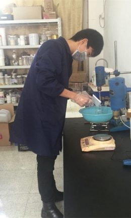 Timbang komponen diazo dengan tepat